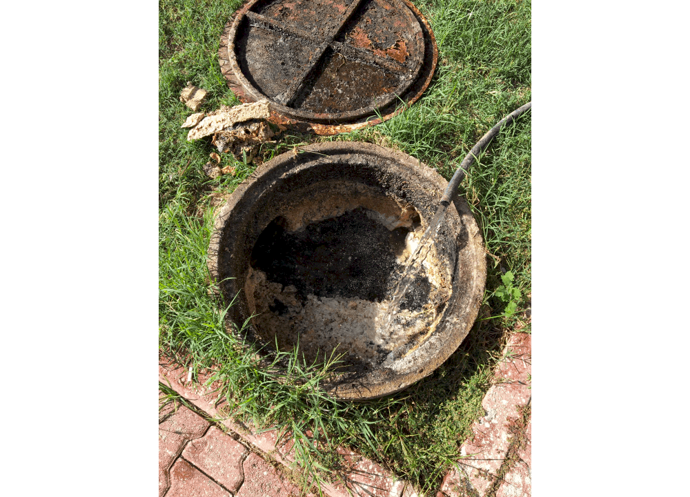 Logarlar bina dışarısında da yer alsa, kanalizasyon tıkanıklığının başlıca nedeni binalardan gelen atıklardır. 